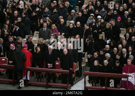 Rome, Catanzaro, Italie. 5th janvier 2023. La délégation allemande vue à la cérémonie. Les funérailles du Pape émérite Benoît XVI, également connu sous le nom de Papa Ratzinger, ont eu lieu à Saint-Jean Place Pierre à Rome, célébrée par l'actuel pape François. Benoît XVI s'est retiré de son poste d'ancien Pape, en 2013, établissant une pratique novatrice dans l'histoire de l'Église catholique. (Image de crédit : © Valeria Ferraro/ZUMA Press Wire) Banque D'Images