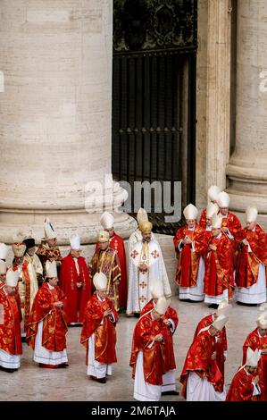 Rome, Catanzaro, Italie. 5th janvier 2023. Cardinaux vus à St. Place Pierre. Les funérailles du Pape émérite Benoît XVI, également connu sous le nom de Papa Ratzinger, ont eu lieu à Saint-Jean Place Pierre à Rome, célébrée par l'actuel pape François. Benoît XVI s'est retiré de son poste d'ancien Pape, en 2013, établissant une pratique novatrice dans l'histoire de l'Église catholique. (Image de crédit : © Valeria Ferraro/ZUMA Press Wire) Banque D'Images