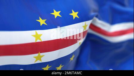 Vue rapprochée du drapeau national du Cap-Vert qui agite dans le vent Banque D'Images