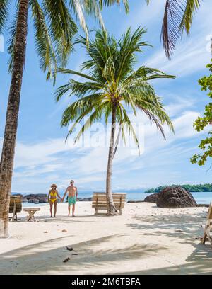 Couple marchant sur une plage tropicale en Thaïlande sur l'île de Koh Kham Trat près de Koh Mak Thaïlande Banque D'Images