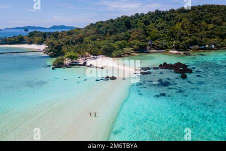 Homme et femme sur une plage tropicale en Thaïlande, Koh Kham Thailand Trat Banque D'Images