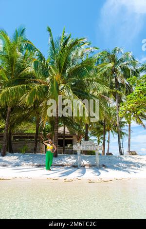 Homme et femme sur une plage tropicale en Thaïlande, Koh Kham Thailand Trat Banque D'Images