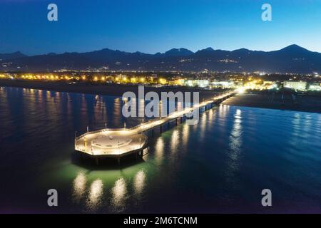 Nuit vue aérienne de la jetée de Marina di Pietrasanta Toscane Italie Banque D'Images