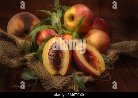 Nectarines sur fond de bois sombre dans un style rustique Banque D'Images