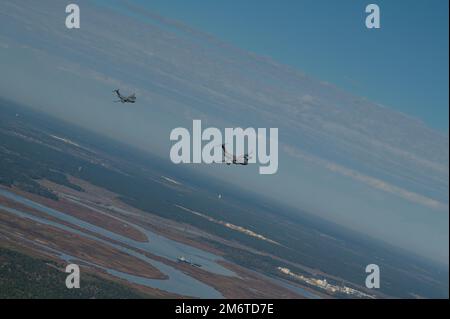 Vingt-quatre avions C-17 Globemaster III affectés aux États-Unis L'aile de transport aérien 437th de la Force aérienne et l'aile de 315th de la Réserve de la Force aérienne à la base interarmées de Charleston, S.C. survole Charleston, S.C. pendant l'exercice de génération de mission 23, 5 janvier 2023. L'exercice Mission Generation démontre la mobilité rapide et les capacités communes que Team Charleston peut exécuter pour le ministère de la Défense et comment l'innovation alimente la supériorité de l'air. (É.-U. Photo de la Force aérienne par le Sgt. Nicholas Priest) Banque D'Images