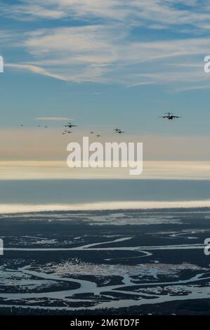 Vingt-quatre avions C-17 Globemaster III affectés aux États-Unis L'aile de transport aérien 437th de la Force aérienne et l'aile de 315th de la Réserve de la Force aérienne à la base interarmées de Charleston, S.C. survole Charleston, S.C. pendant l'exercice de génération de mission 23, 5 janvier 2023. L'exercice Mission Generation démontre la mobilité rapide et les capacités communes que Team Charleston peut exécuter pour le ministère de la Défense et comment l'innovation alimente la supériorité de l'air. (É.-U. Photo de la Force aérienne par le Sgt. Nicholas Priest) Banque D'Images