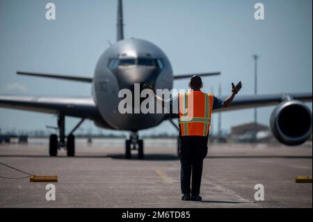 Un membre de l'équipage du vol d'alerte transitoire de l'escadron de soutien des opérations 325th guide un stratotanker KC-135 après son arrivée pour le drapeau à damier 22-2 à la base aérienne de Tyndall, Floride, 5 mai 2022. Le drapeau à damiers est un exercice aérien de grande force tenu à Tyndall qui favorise la préparation et l'interopérabilité par l'incorporation d'avions de génération 4th et 5th pendant l'entraînement de combat aérien. La itération de l'exercice de 22-2 a eu lieu 9-20 mai 2022. Banque D'Images