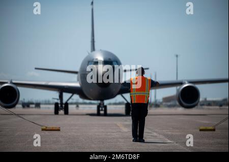 Un membre de l'équipage du vol d'alerte transitoire de l'escadron de soutien des opérations 325th guide un stratotanker KC-135 après son arrivée pour le drapeau à damier 22-2 à la base aérienne de Tyndall, Floride, 5 mai 2022. Le drapeau à damiers est un exercice aérien de grande force tenu à Tyndall qui favorise la préparation et l'interopérabilité par l'incorporation d'avions de génération 4th et 5th pendant l'entraînement de combat aérien. La itération de l'exercice de 22-2 a eu lieu 9-20 mai 2022. Banque D'Images