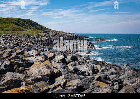 Le rivage rocheux près de Port Logan à Dumfries et Galloway Banque D'Images