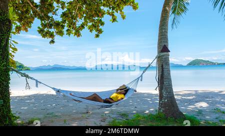 Hamac sur la plage entre les palmiers de l'île tropicale de Koh Mak en Thaïlande Banque D'Images