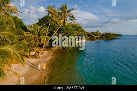 Couple hommes et femmes en vacances dans une île tropicale en Thaïlande Koh Mak Banque D'Images