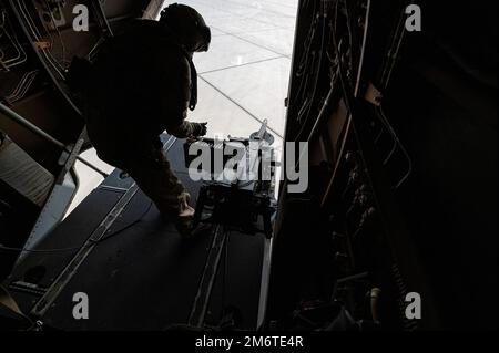 A ÉTATS-UNIS Le chef d'équipage MV-22 Osprey du corps maritime affecté à l'escadron de Tiltrotor de milieu marin 266 (VMM-266) prépare une mitrailleuse de calibre GAU-21 .50 à Camp Lemonnier, Djibouti, le 2 janvier 2023, avant les opérations d'entraînement de routine dans la zone de responsabilité de la Force opérationnelle interarmées combinée - Corne de l'Afrique (CJTF-HOA). Le VMM-266 a été déployé au Camp Lemonnier, à Djibouti, en appui au CJTF-HOA en fournissant des capacités de transport de troupes, de fournitures et d'équipement de combat en Afrique de l'est. (É.-U. Photo de la Force aérienne par le premier Airman Bryan Guthrie) Banque D'Images