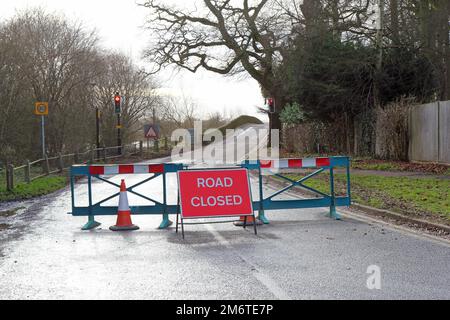 Route fermée. Un panneau de signalisation indiquant que la circulation ne doit pas être interrompue. Banque D'Images