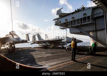 230104-N-BX517-1075 MER BALTIQUE (4 janvier 2023) marins affectés au porte-avions de la classe Nimitz USS George H.W. Bush (CVN 77) charge l'équipement d'un ascenseur d'avion, le 4 janvier 2023. Le George H.W. Bush Carrier Strike Group est en cours de déploiement aux États-Unis Marine Forces Europe zone d'opérations, employée par les États-Unis Sixième flotte pour défendre les intérêts des États-Unis, des alliés et des partenaires. (É.-U. Navy photo par Mass communication Specialist 3rd Class Mariano Lopez) Banque D'Images