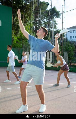 Jeune homme jouant pelota basque sur un terrain de pelota extérieur Banque D'Images