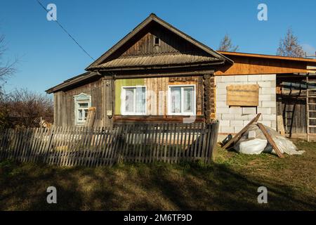 Ancienne maison rurale en bois contre le ciel, un jour d'automne lumineux. Photo prise dans le village de Filippovka, district de Kurgursky, territoire de Perm, Russie. Banque D'Images