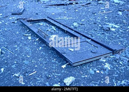 Porte endommagée et pièces de verre près d'un immeuble résidentiel détruit après une attaque de missile sur 31 décembre 2022 à Kiev, en Ukraine. Banque D'Images