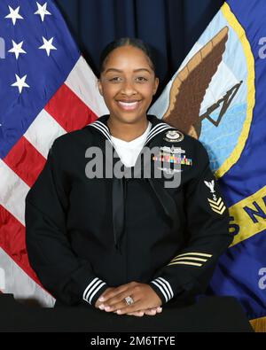 220505-N-QG416-1004 PENSACOLA, FLORIDE (5 mai 2022) Portrait officiel du conseiller de la Marine 1st classe Monique A. Staples, recruteur affecté au Golden Gate du Groupe d'acquisition de talents de la Marine. Staples a été choisi comme commandant de l'éducation et de l'entraînement navales de l'année 2021. Banque D'Images