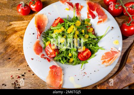 Salade de roquette au jambon espagnol séché Banque D'Images