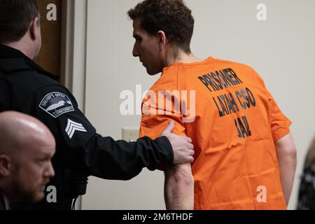 Moscou, Idaho, Etats-Unis. 5th janvier 2023. BRYAN KOHBERGER, à droite, accusé d'avoir tué quatre étudiants de l'Université de l'Idaho en novembre 2022, est emmené à la fin d'une audience au tribunal de district du comté de Latah, le jeudi 5 janvier 2023, à Moscou, Idaho. (Image de crédit : © Ted S. Warren/POOL via ZUMA Press Wire Service) Banque D'Images