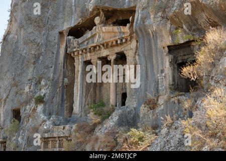 Tombeaux de Fethiye Lycian Rock. Les tombes grecques d'Amintas sculptées dans le rocher s'élèvent au-dessus de la ville de Fethiye, Turkiye Banque D'Images