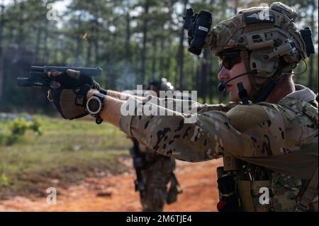 Un parasecouriste affecté à l'escadron de sauvetage 38th, à la base aérienne Moody, en Géorgie, participe à l'entraînement de maîtrise des armes légères pendant le Emerald Warrior 22,1 à Eglin Range, en Floride, au 5 mai 2022. Pararescumen avec l'escadron de sauvetage 38th, États-Unis Les membres de l’armée et des forces spéciales tchèques ont intégré et exécuté des opérations spéciales, ce qui a aiguisé les capacités des forces américaines à opérer dans le monde entier. Banque D'Images