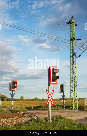 Une barrière de fermeture et un feu rouge au croisement de chemin de fer. gare. Banque D'Images