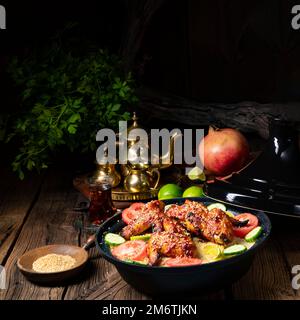 Couscous avec ailes de poulet frites épicées Banque D'Images