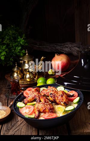 Couscous avec ailes de poulet frites épicées Banque D'Images