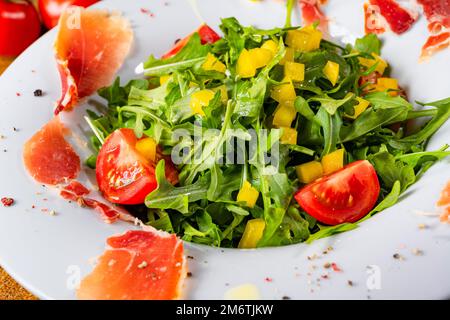 Salade de roquette au jambon espagnol séché Banque D'Images