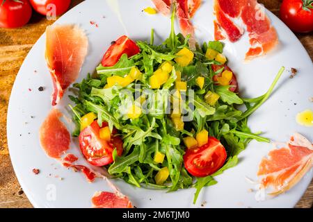 Salade de roquette au jambon espagnol séché Banque D'Images