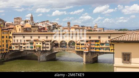 Florence, Italie - Circa juin 2021: Paysage de la ville avec le Vieux Pont - Ponte Vecchio. Banque D'Images