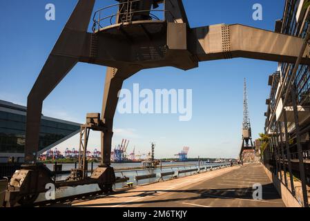 Une ancienne grue portuaire à Hambourg Banque D'Images