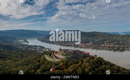Paysage panoramique de la courbe du Danube à Visegrad avec le château historique de Visegrad au sommet de la colline Banque D'Images
