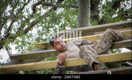 Le Sgt. De la Marine chilienne Alan Ali Barrera Latin, navigue sur le parcours d'obstacles lors de la compétition du meilleur guerrier du département militaire du Texas de cette année à Camp Swift, Texas 05 mai 2022. L'événement amical de trois jours met au défi les membres du service de l'armée du Texas et les gardes nationaux de l'air sur leurs compétences de préparation au combat. Banque D'Images