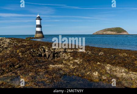 Vue sur le phare de Penmon et l'île de Puffin dans le nord du pays de Galles Banque D'Images