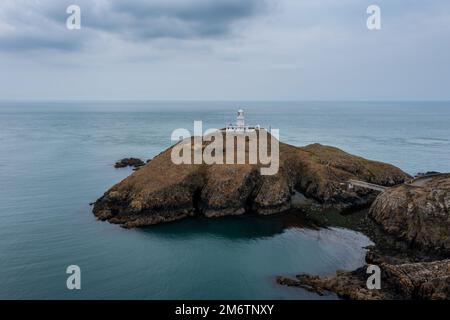 Vue sur le paysage de la côte de Pembrokeshire avec le phare historique de Strumble Head Banque D'Images