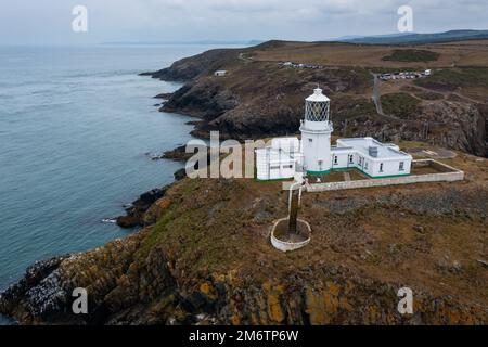 Vue sur le paysage de la côte de Pembrokeshire avec le phare historique de Strumble Head Banque D'Images