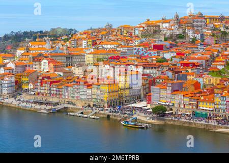 Porto, Portugal vue sur la vieille ville avec promenade Banque D'Images