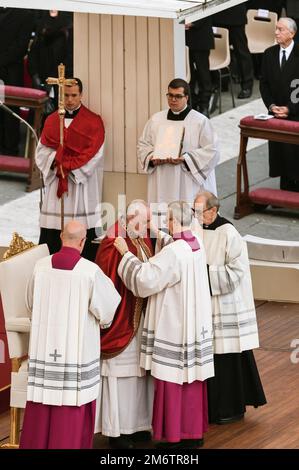 Rome, Catanzaro, Italie. 5th janvier 2023. Les greffiers religieux ont vu aider LE PAPE FRANÇOIS (C) avec des vêtements à la messe funéraire pour le pape émérite Benoît XVI au Vatican. (Image de crédit : © Valeria Ferraro/ZUMA Press Wire) Banque D'Images