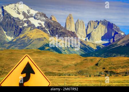 Torres Del Paine granites au lever du soleil et panneau routier, Patagonie chilienne Banque D'Images