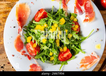 Salade de roquette au jambon espagnol séché Banque D'Images