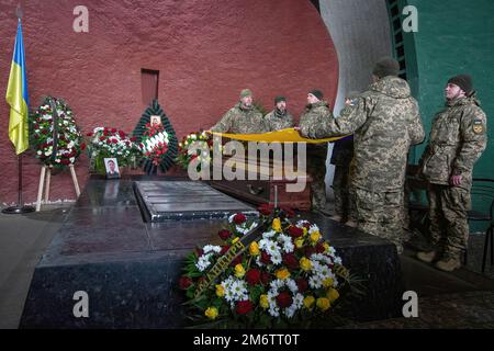 Les soldats de la garde d'honneur ont un drapeau sur le cercueil avec le corps du militaire ukrainien Viktor Onysk, qui est mort en bataille avec l'armée russe, lors d'une cérémonie d'adieu à Kiev. Banque D'Images