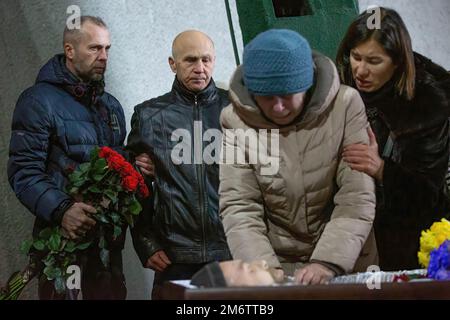 Kiev, Ukraine. 05th janvier 2023. (NOTE DE L'ÉDITEUR: L'image dépeint la mort) Une mère pleure près du cercueil avec le corps du soldat ukrainien Viktor Onysk, qui est mort en bataille avec l'armée russe, lors d'une cérémonie d'adieu à Kiev. (Photo par Oleksii Chumachenko/SOPA image/Sipa USA) crédit: SIPA USA/Alay Live News Banque D'Images