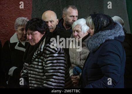 Kiev, Ukraine. 05th janvier 2023. Des parents pleurent près du cercueil avec le corps du soldat ukrainien Viktor Onysk, mort en bataille avec l'armée russe, lors d'une cérémonie d'adieu à Kiev. (Photo par Oleksii Chumachenko/SOPA image/Sipa USA) crédit: SIPA USA/Alay Live News Banque D'Images