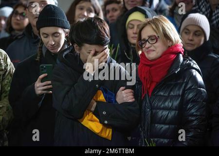 Kiev, Ukraine. 05th janvier 2023. Des parents et des amis pleurent lors de la cérémonie d'adieu pour Viktor Onysk, qui est mort dans le combat contre l'armée russe, lors d'une cérémonie d'adieu à Kiev. (Photo par Oleksii Chumachenko/SOPA image/Sipa USA) crédit: SIPA USA/Alay Live News Banque D'Images