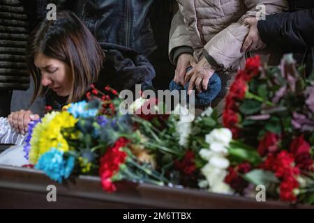 Kiev, Ukraine. 05th janvier 2023. (NOTE DE L'ÉDITEUR: L'image dépeint la mort) des parents pleurent près du cercueil avec le corps du soldat ukrainien Viktor Onysk, qui est mort en bataille avec l'armée russe, lors d'une cérémonie d'adieu à Kiev. (Photo par Oleksii Chumachenko/SOPA image/Sipa USA) crédit: SIPA USA/Alay Live News Banque D'Images