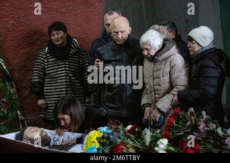 Kiev, Ukraine. 05th janvier 2023. (NOTE DE L'ÉDITEUR: L'image dépeint la mort) des parents pleurent près du cercueil avec le corps du soldat ukrainien Viktor Onysk, qui est mort en bataille avec l'armée russe, lors d'une cérémonie d'adieu à Kiev. (Photo par Oleksii Chumachenko/SOPA image/Sipa USA) crédit: SIPA USA/Alay Live News Banque D'Images