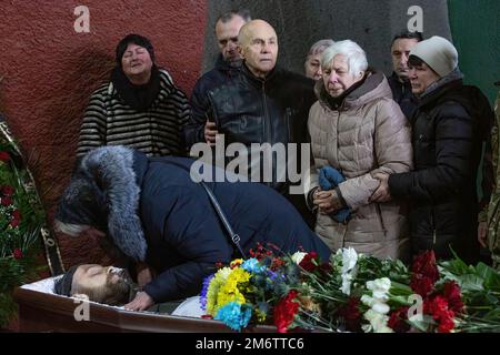 Kiev, Ukraine. 05th janvier 2023. (NOTE DE L'ÉDITEUR: L'image dépeint la mort) des parents pleurent près du cercueil avec le corps du soldat ukrainien Viktor Onysk, qui est mort en bataille avec l'armée russe, lors d'une cérémonie d'adieu à Kiev. (Photo par Oleksii Chumachenko/SOPA image/Sipa USA) crédit: SIPA USA/Alay Live News Banque D'Images