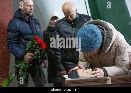 Kiev, Ukraine. 05th janvier 2023. (NOTE DE L'ÉDITEUR: L'image dépeint la mort) Une mère pleure près du cercueil avec le corps du soldat ukrainien Viktor Onysk, qui est mort en bataille avec l'armée russe, lors d'une cérémonie d'adieu à Kiev. (Photo par Oleksii Chumachenko/SOPA image/Sipa USA) crédit: SIPA USA/Alay Live News Banque D'Images